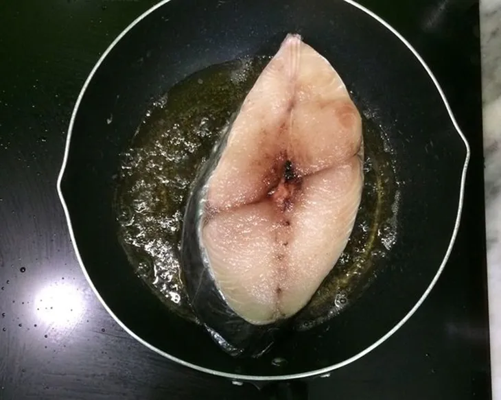 Bước rán sơ cá thu trước khi sốt cà chua