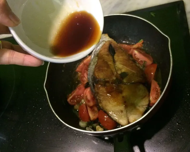 Quá trình sốt cá thu với cà chua tạo nước sốt sánh mịn