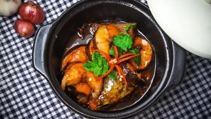 Nồi cá trê kho tộ chín vàng tỏa hương thơm nức mũi