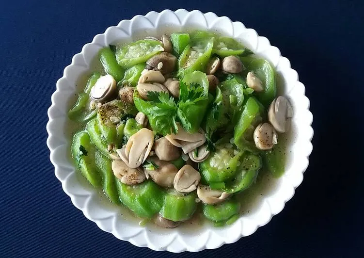 Canh mướp nấu nấm rơm