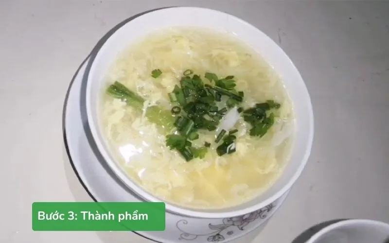 Món canh trứng bắp cải có màu vàng đẹp, hương vị dịu nhẹ