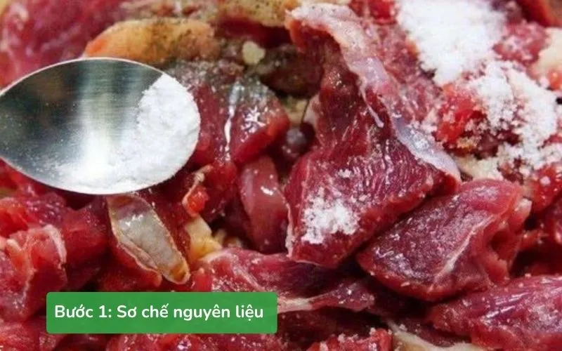 Thịt bò được ướp gia vị, bắp cải và rau thơm sơ chế sạch