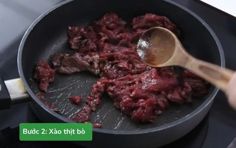 Thịt bò được xào săn để giữ độ mềm và đậm đà