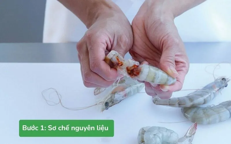 Tôm cần ngắt bỏ phần đầu và sợi chỉ đen trên lưng