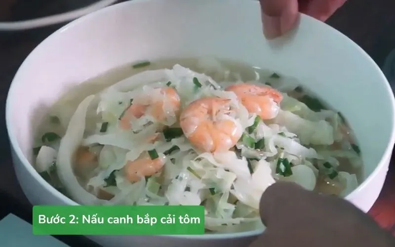 Canh bắp cải tôm sau khi hoàn thiện có màu sắc hài hòa, hấp dẫn