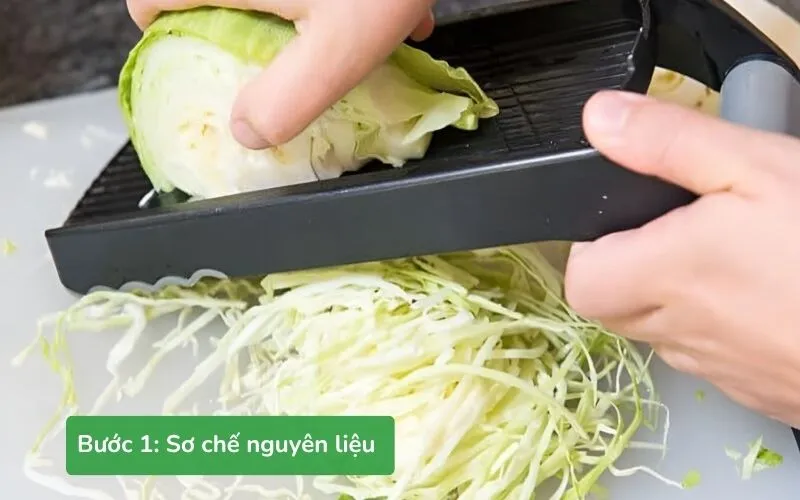 Bắp cải và hành ngò được sơ chế sạch sẽ, chuẩn bị nấu