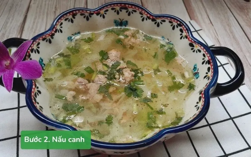 Canh bắp cải thịt bằm sau khi nấu xong, nước trong và thơm ngon