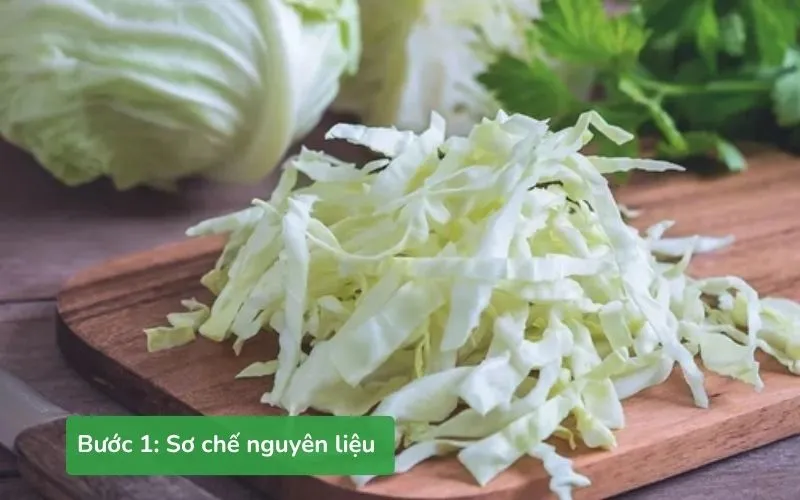 Bắp cải thái sợi, trứng đánh tan, hành ngò sẵn sàng để nấu