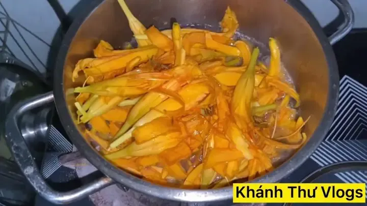 Cách nấu canh chua hoa hiên với bông kim châm vàng ươm