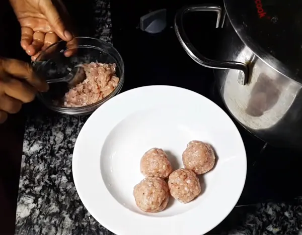 Vo viên thịt và cho vào nồi nước đang sôi