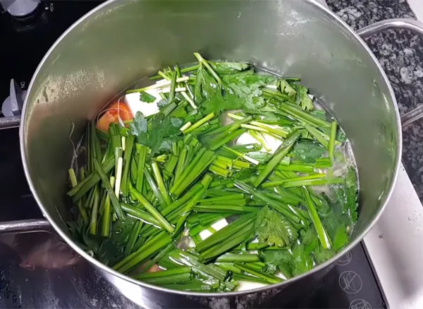 Cho đậu hũ, cà chua, giá, hẹ vào nồi canh