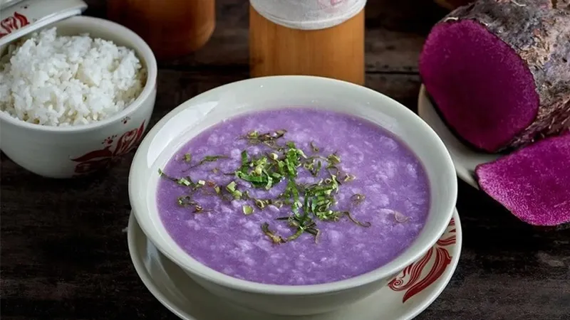 Canh khoai mỡ đang ninh trên bếp