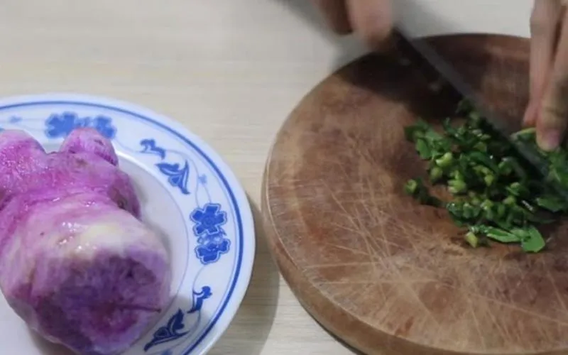 Quá trình sơ chế khoai mỡ và các loại rau thơm để món ăn thêm phần hấp dẫn