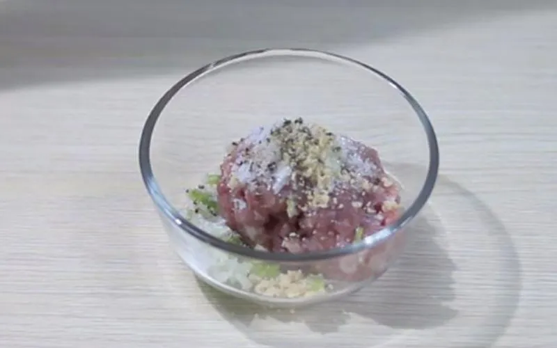 Thịt heo được tẩm ướp gia vị kỹ lưỡng trước khi nấu canh khoai mỡ