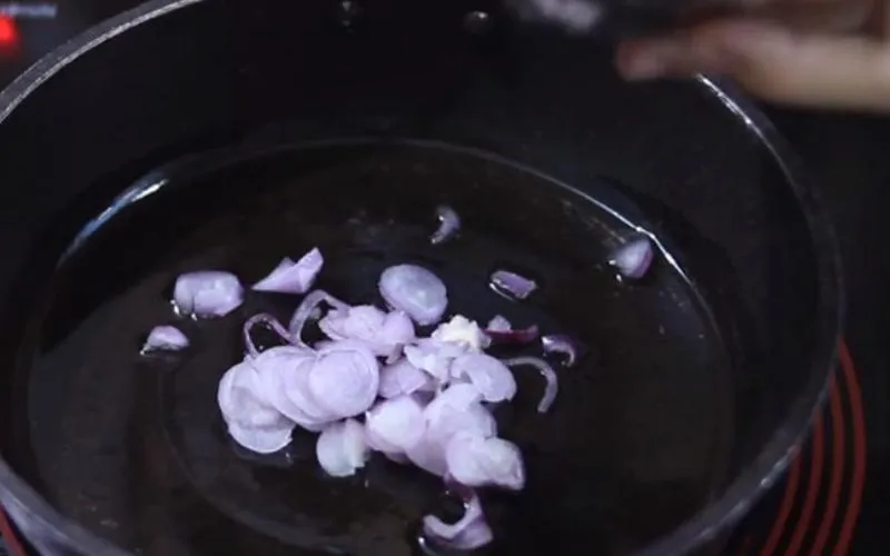 Phi hành tím vàng giòn là bước quan trọng để tăng hương vị cho món canh