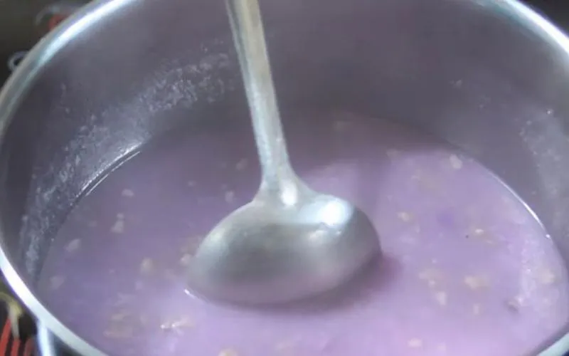 Nấu canh khoai mỡ trên lửa vừa giúp khoai chín đều và tạo độ sánh tự nhiên