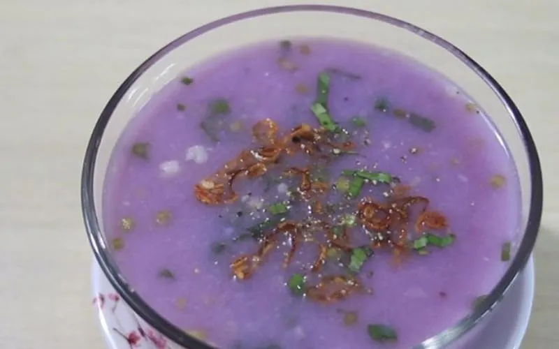 Tô canh khoai mỡ thịt bằm hoàn chỉnh với màu sắc bắt mắt và hương thơm nồng nàn