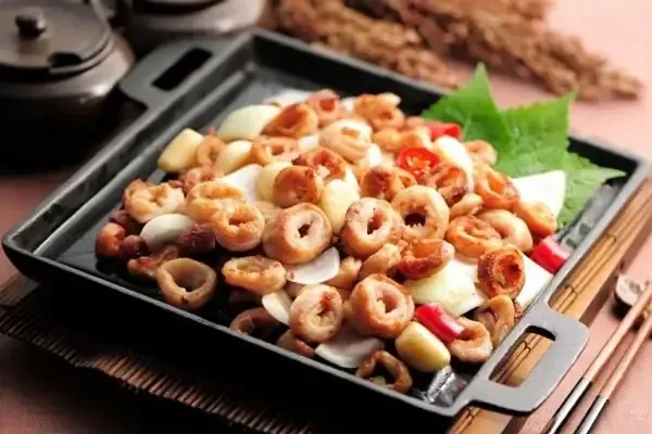 Nguyên liệu nấu canh lòng bò Hàn Quốc gồm lòng bò tươi, rau củ và gia vị truyền thống