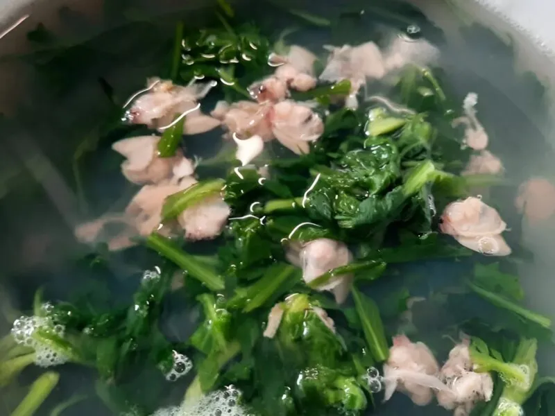 Cách nấu canh ngao rau cải cúc ngon lạ miệng