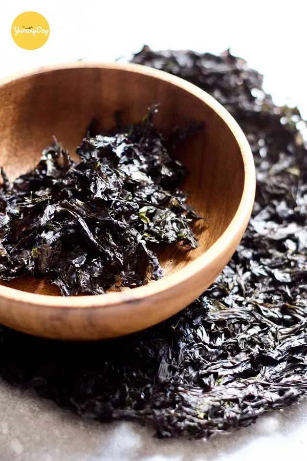 Rong biển sau khi ngâm nở được cắt miếng nhỏ vừa ăn