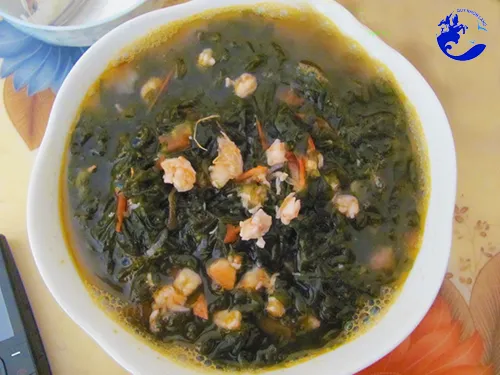 Hương vị thơm ngon của canh rong mứt biển nấu cùng tôm sú tươi