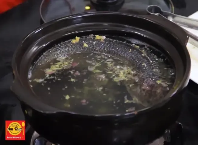 Món cháo bò Huế hoàn thiện với màu sắc bắt mắt và hương vị đậm đà