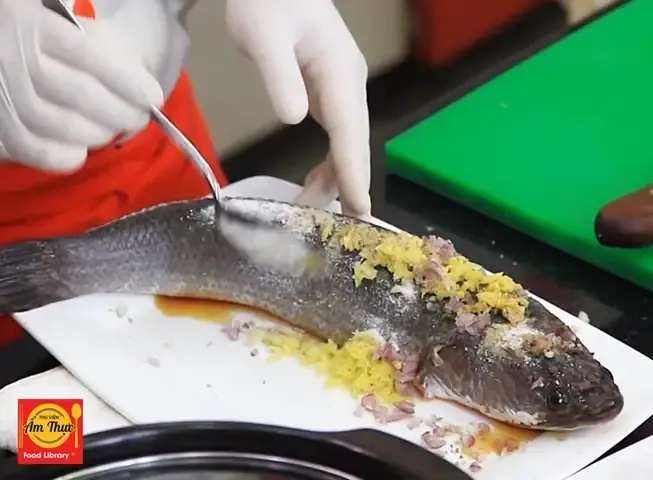 Quy trình xào thịt bò và chuẩn bị gia vị mắm ruốc cho món cháo bò Huế