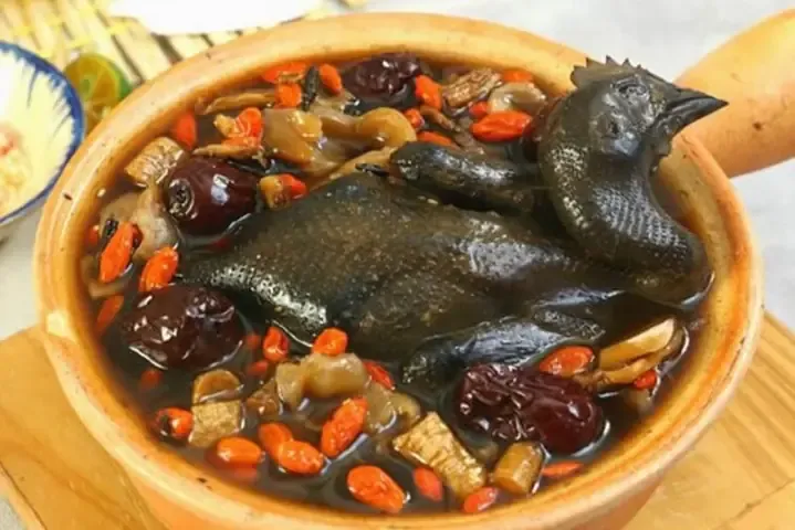 Gà ác hầm thuốc bắc