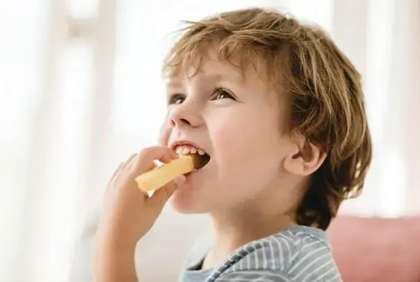 Bát cháo bí đỏ phô mai có màu vàng cam bắt mắt kích thích vị giác