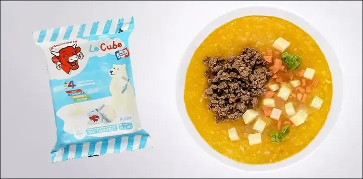 Mẹ đang chuẩn bị nguyên liệu nấu cháo phô mai bổ dưỡng cho bé