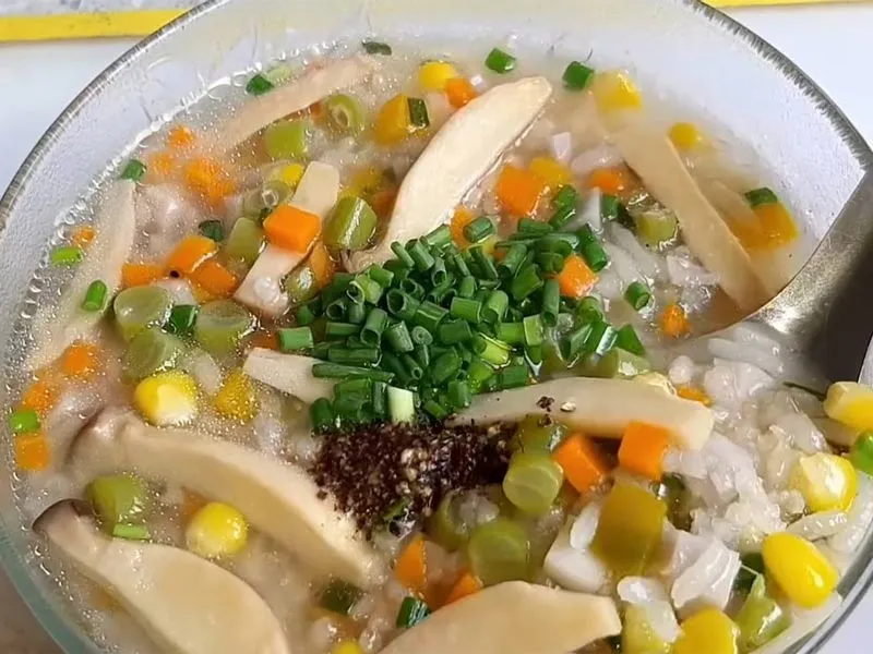 Cháo rau củ chay bổ dưỡng với nhiều loại rau củ tươi ngon
