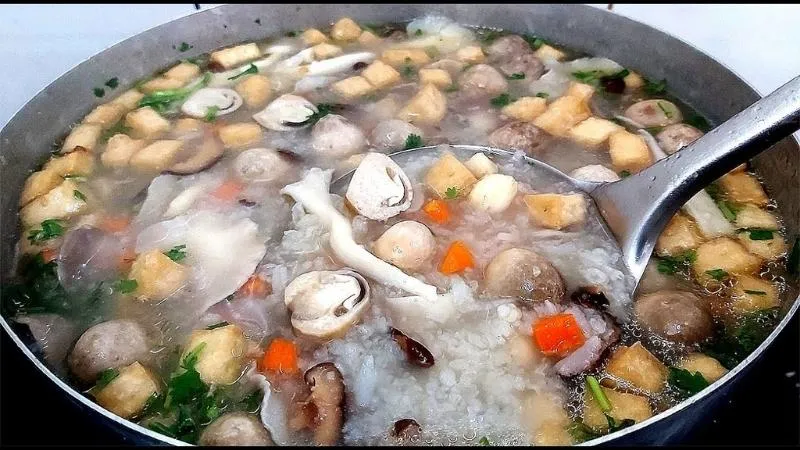 Tô cháo thập cẩm chay đầy màu sắc hấp dẫn