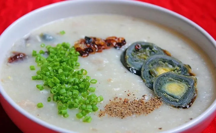 Thành phẩm cháo thịt bằm trứng bắc thảo đẹp mắt