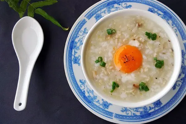 Cháo thịt bằm với trứng gà béo ngậy