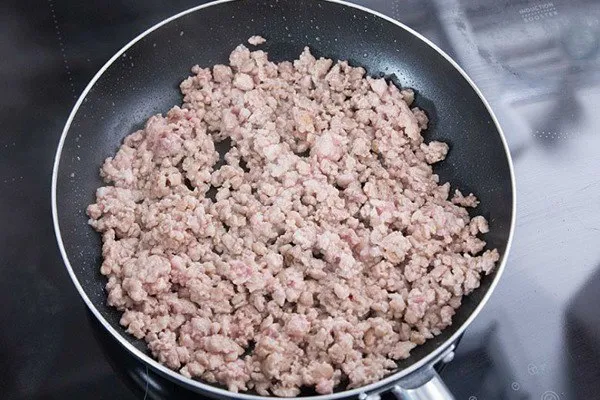 Thịt băm sau khi được xào săn với hành tím