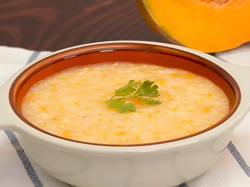 Món cháo tôm nấu cùng bí đỏ có màu vàng bắt mắt và hương vị thơm ngon