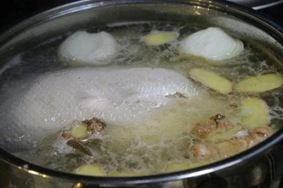 Sơ chế vịt và nguyên liệu nấu cháo vịt thơm ngon