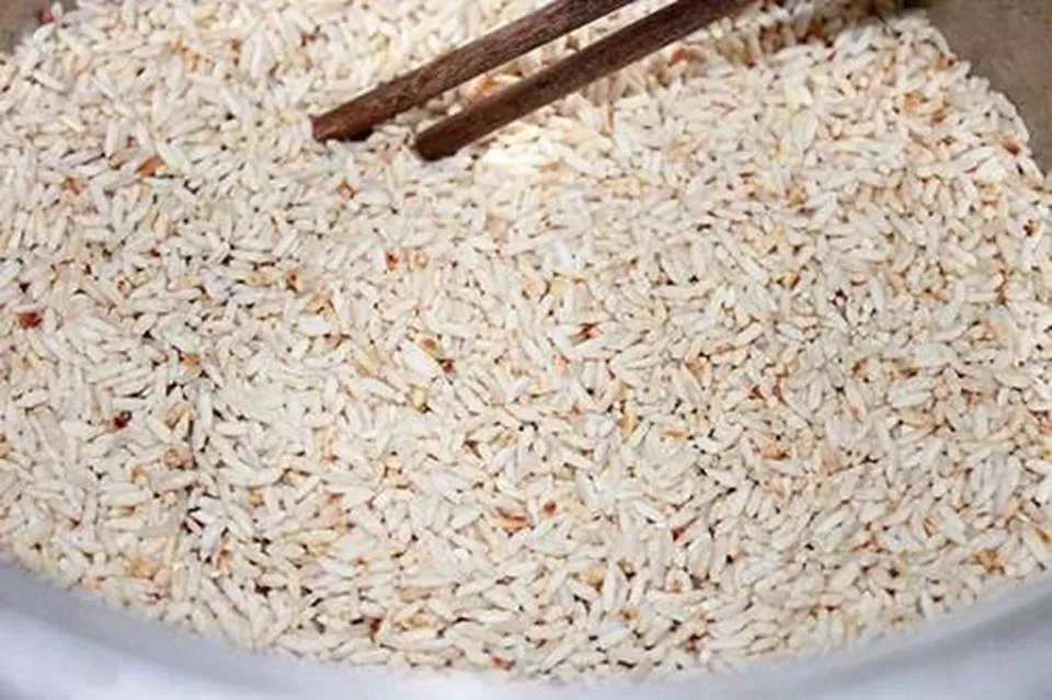 Nấu cháo vịt với gạo rang thơm