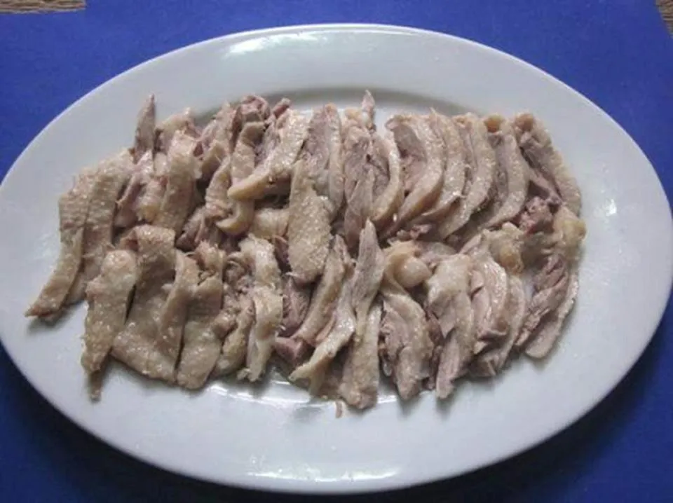 Thịt vịt luộc chín mềm chặt miếng vừa ăn