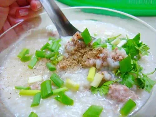 Toàn cảnh nồi cháo xương lợn đậu xanh đã nhừ