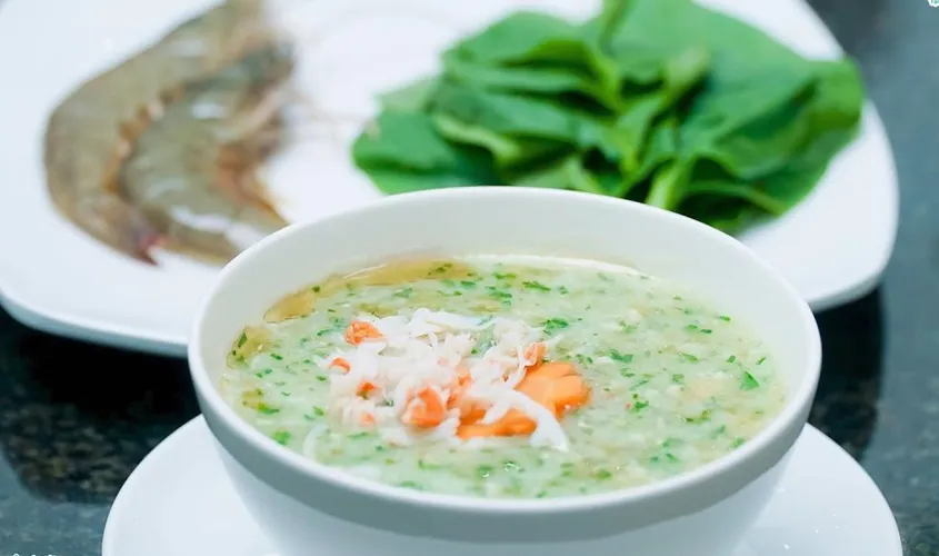 Mồng tơi giúp món cháo có độ trơn láng, bé dễ nuốt
