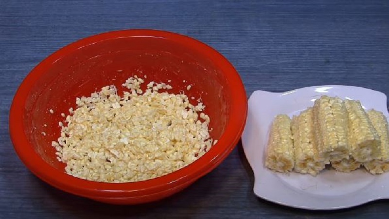 Bắp nếp sau khi được làm sạch và tách hạt để nấu chè