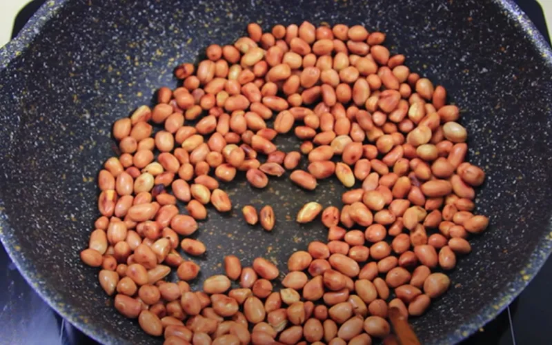 Rang đậu phộng để làm nhân và trang trí cho món chè bột lọc đậu phộng