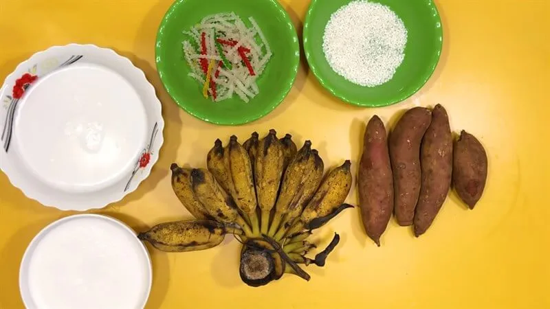 Nguyên liệu chính dùng để nấu chè chuối khoai lang được chuẩn bị đầy đủ