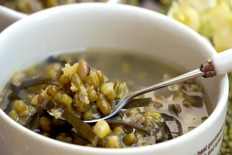 Nguyên liệu nấu chè đậu xanh phổ tai gồm đậu xanh, phổ tai khô, nước cốt dừa và đường