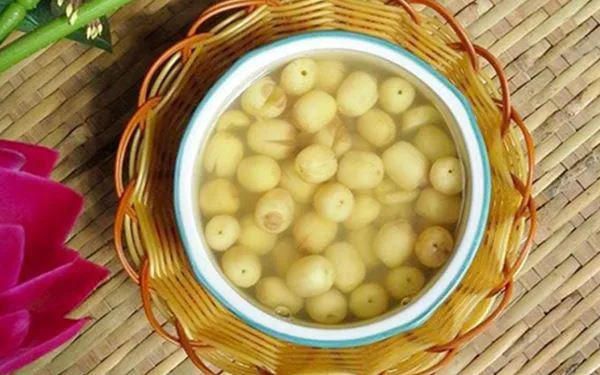 Chén chè hạt sen đường phèn ngọt thanh bổ dưỡng cho ngày hè