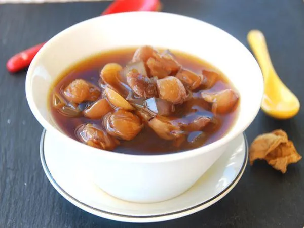 Chè hạt sen nhãn nhục ngọt mát, thanh và nhãn có độ giòn giòn, hạt sen bở và bùi hòa quyện thêm những sợi rau câu giòn dai, hương hoa nhài thơm thơm vô cùng hấp dẫn.