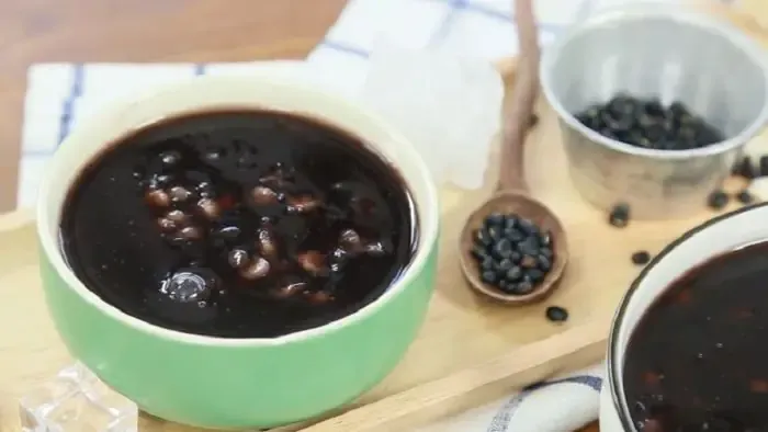 Thưởng thức bát chè ngô đậu đen mát lạnh cùng nước cốt dừa béo ngậy