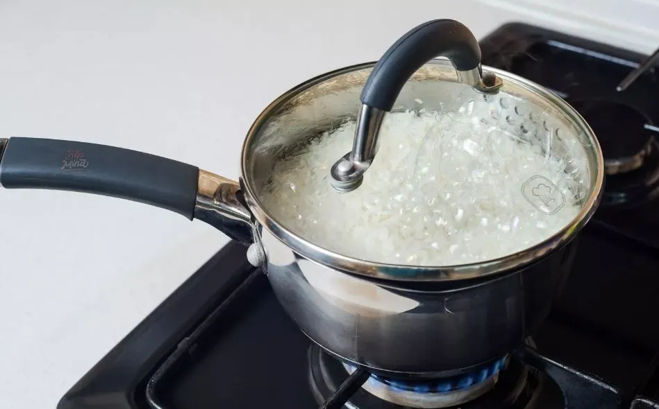 Hình ảnh cơm nấu bằng nồi inox sau khi đã cạn nước