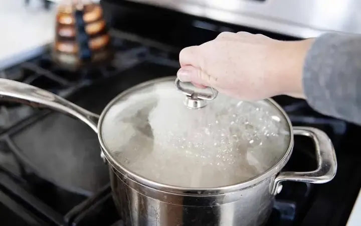 Quy trình chắt nước và ủ cơm đòi hỏi sự khéo léo của người nấu